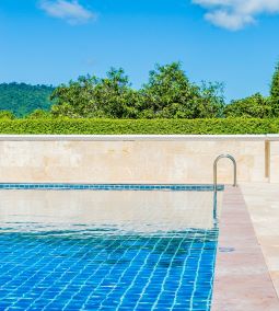 Klórkaucsuk medencefesték: így védd meg a medencét a szezon előtt – Coror útmutató