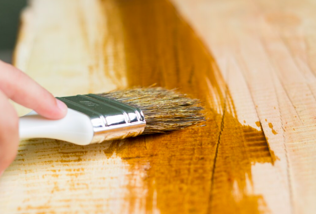 Lazúr vagy zománcfesték? Így válassz fafelület felújításhoz